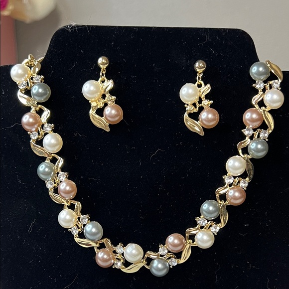 Gold and Pearl Women's Necklace Set - Picture 4 of 6